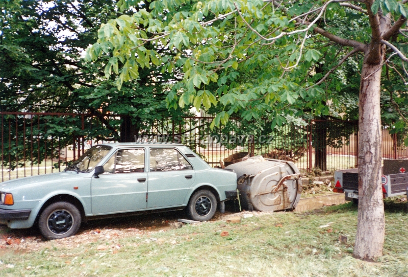 skody1997 (17).jpg - Povodně 1997, škody - Auto před školkou na ulici E.Beneše